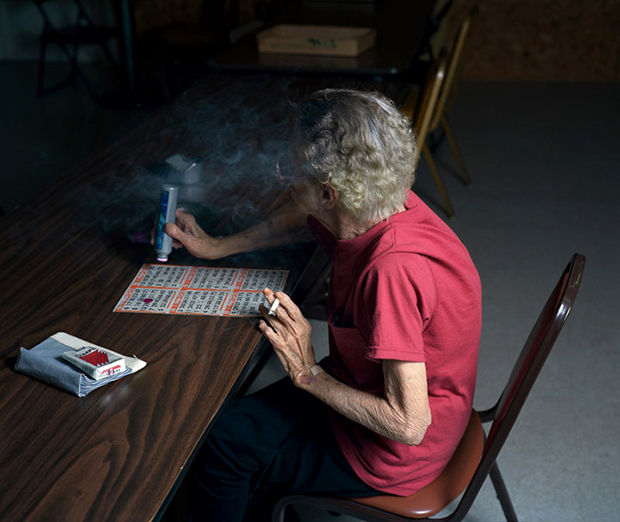 אישה מבוגרת משחקת בינגו צילום אנדרו מיקסיס