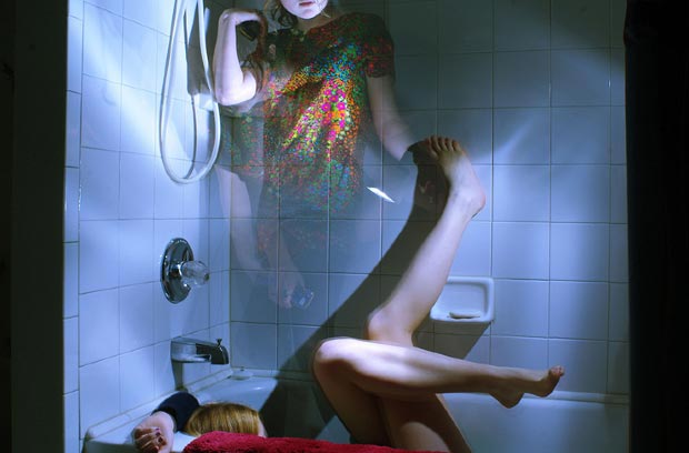 רגליים של נערה בתוך אמבטיה