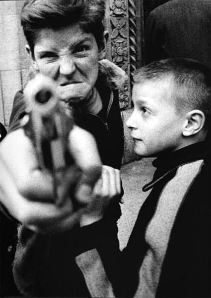 צילום של וילייאם קליין, ילד מכוון אקדח לצלם