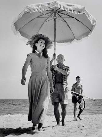 FRANCE.-Golfe-Juan.-August-1948.-Pablo-Picasso-and-Fran-oise-Gilot.-In-the-background-the-painter's-nephew-Javier-Vilato.