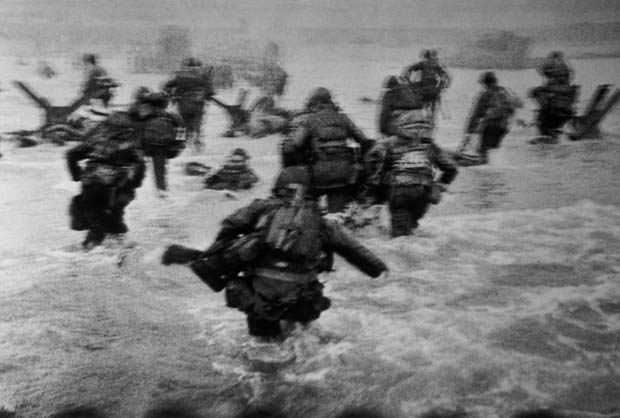 FRANCE.-Normandy.-June-6th,-1944.-US-troops-assault-Omaha-Beach-during-the-D-Day-landings.