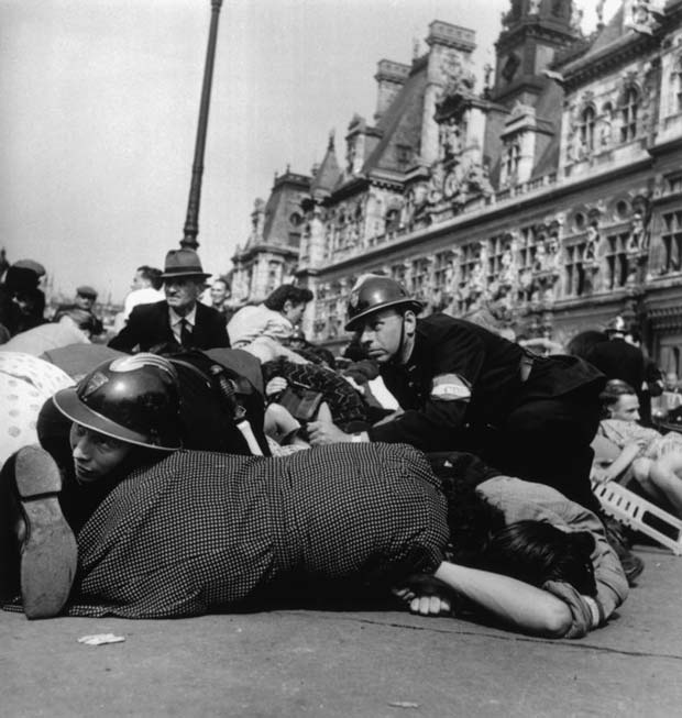 FRANCE.-Paris.-August-26th,-1944.-Crowd-on-the-pavement-after-snipers-in-buildings-overlooking-the-Place-de-l'Hotel-de-Ville-opened-fire-on-the-celebrations-after-the-liberation.