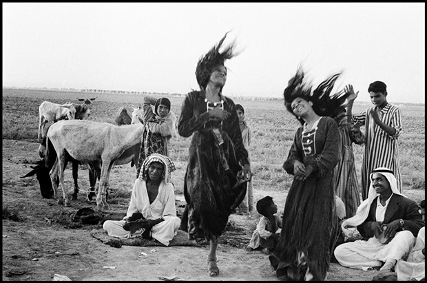 IRAQ.-1956.-Gypsies-dancing-in-a-camp-near-Catesiphon