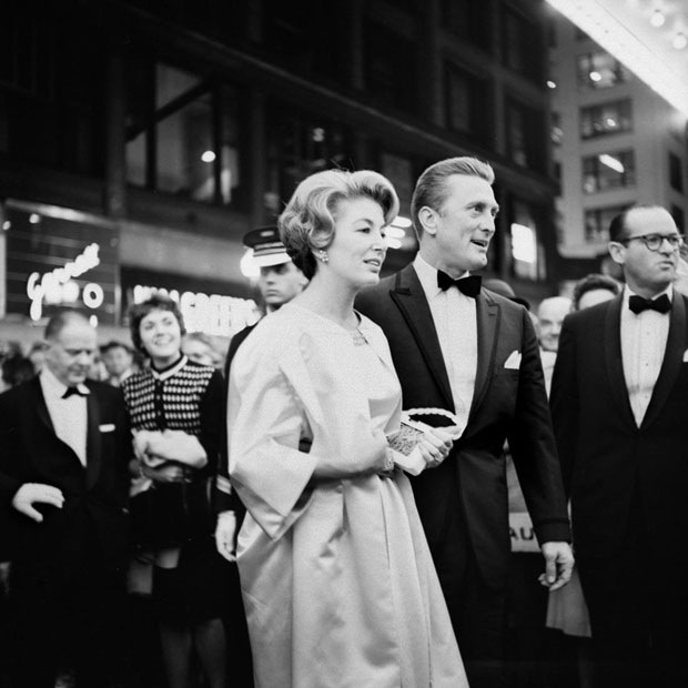 Kirk-Douglas-at-the-premiere-of-the-movie-Spartacus-in-Chicago,-IL.-October-13,-1960-ויויאן-מאייר