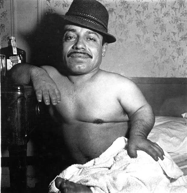 Mexican-dwarf-in-his-hotel-room-in-N.Y.C.