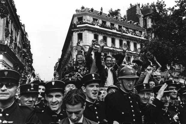 Paris.-Crowds-fill-up-the-Champs-Elysees-on-the-26th-August-1944-to-celebrate-the-liberation-of-Paris