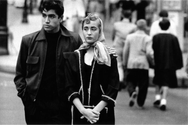 צילום: רוברט פרנק, מתוך the americans, גבר ואישה ברחוב
