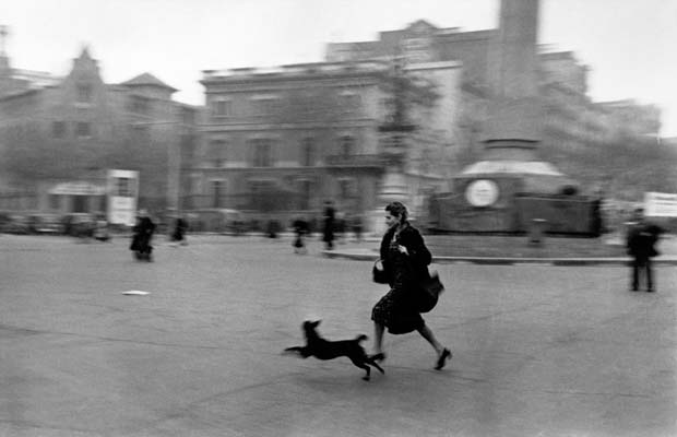 SPAIN.-Barcelona.-January-1939.-Running-for-shelter-during-the-air-raid-alarm