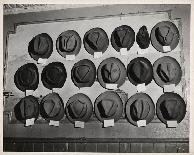 Weegee,-[Hats-in-pool-room,-Mulberry-Street,-New-York],-ca.-1943