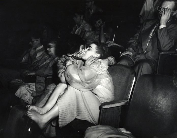 Weegee,-Lovers-with-3D-glasses-at-Palace-Theatre1945