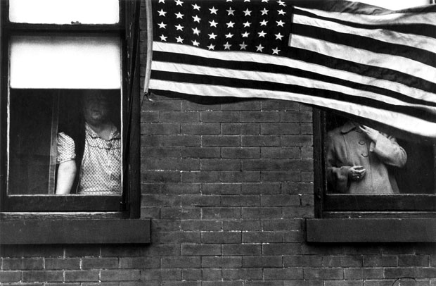 צילום: רוברט פרנק, the americans, דגל ארה"ב מכסה חלונות