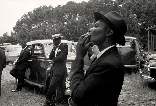 צילום: רוברט פרנק, גברים שחורים בהלווייה , דרום קרוליינה