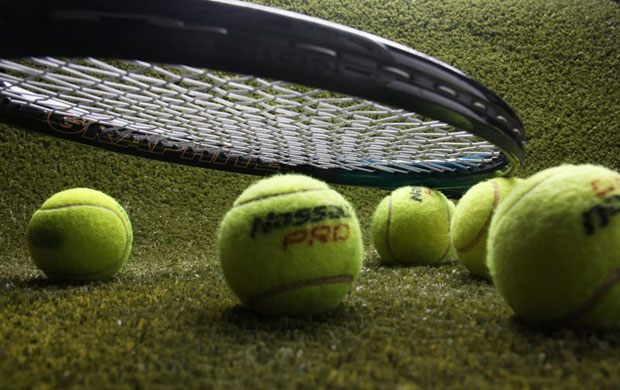 צילום סטודיו של עדי שאנס, מטקת טניס , כדורים, דשא מלאכותי