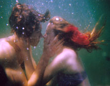 תמונה של ילדים מתנשקים מתחת למים צילום: אוליביה בי